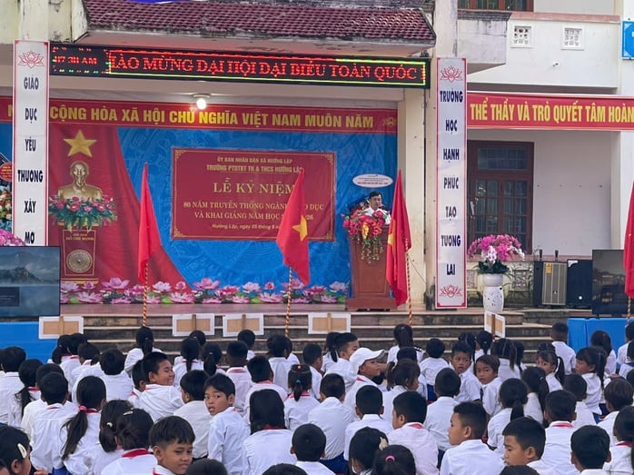 Quảng Trị: Xúc động hình ảnh Biên phòng cõng học sinh qua suối đến trường khai giảng năm học mới - Ảnh 2.