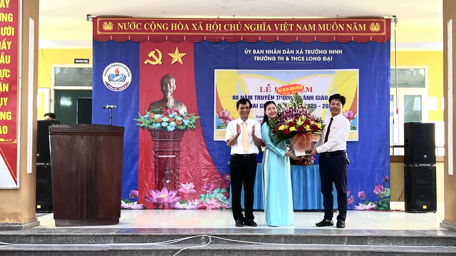 សមមិត្ត Truong Ngoc Quy - ប្រធានគណៈកម្មាធិការប្រជាជនឃុំ Truong Ninh ខេត្ត Quang Tri ជូនកម្រងផ្កាអបអរសាទរសាលាបឋមសិក្សា និងអនុវិទ្យាល័យ Long Dai។