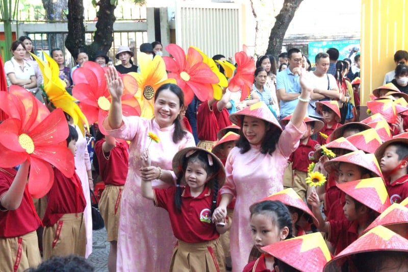 Học sinh ở TP Huế hân hoan vào năm học mới -0