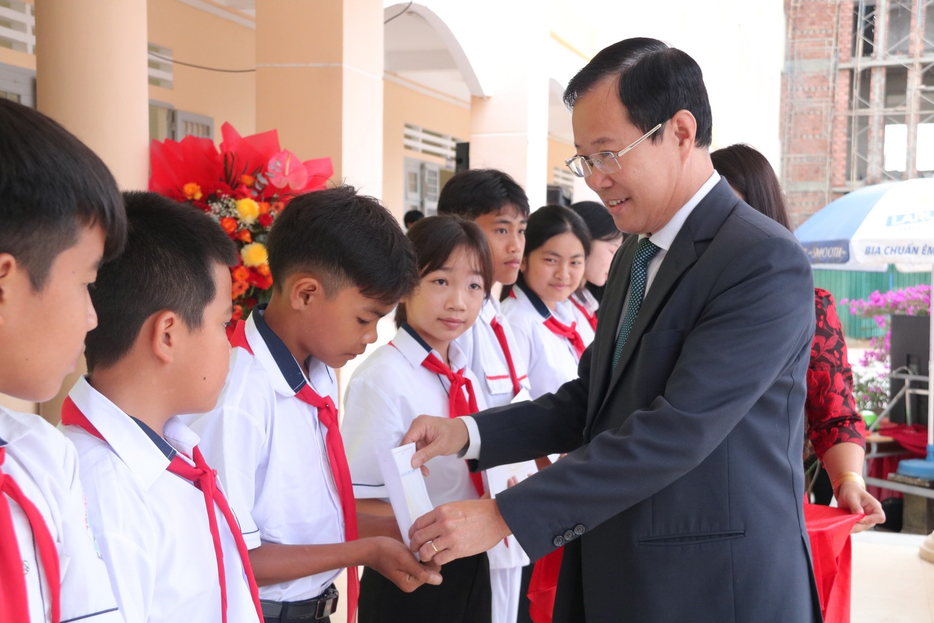 Đồng chí Phạm Triều ân cần thăm hỏi các em học sinh nghèo, vượt khó