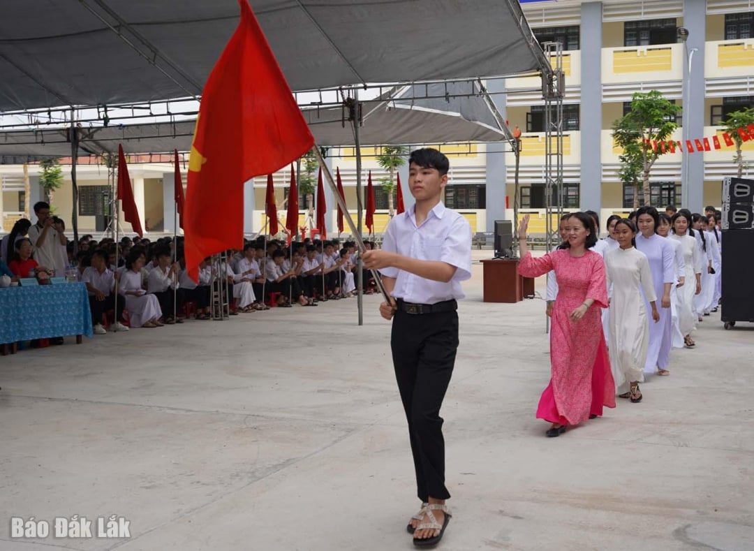 Các em học sinh lớp 10 tiến vào trường trong sự chào đón của toàn trường.