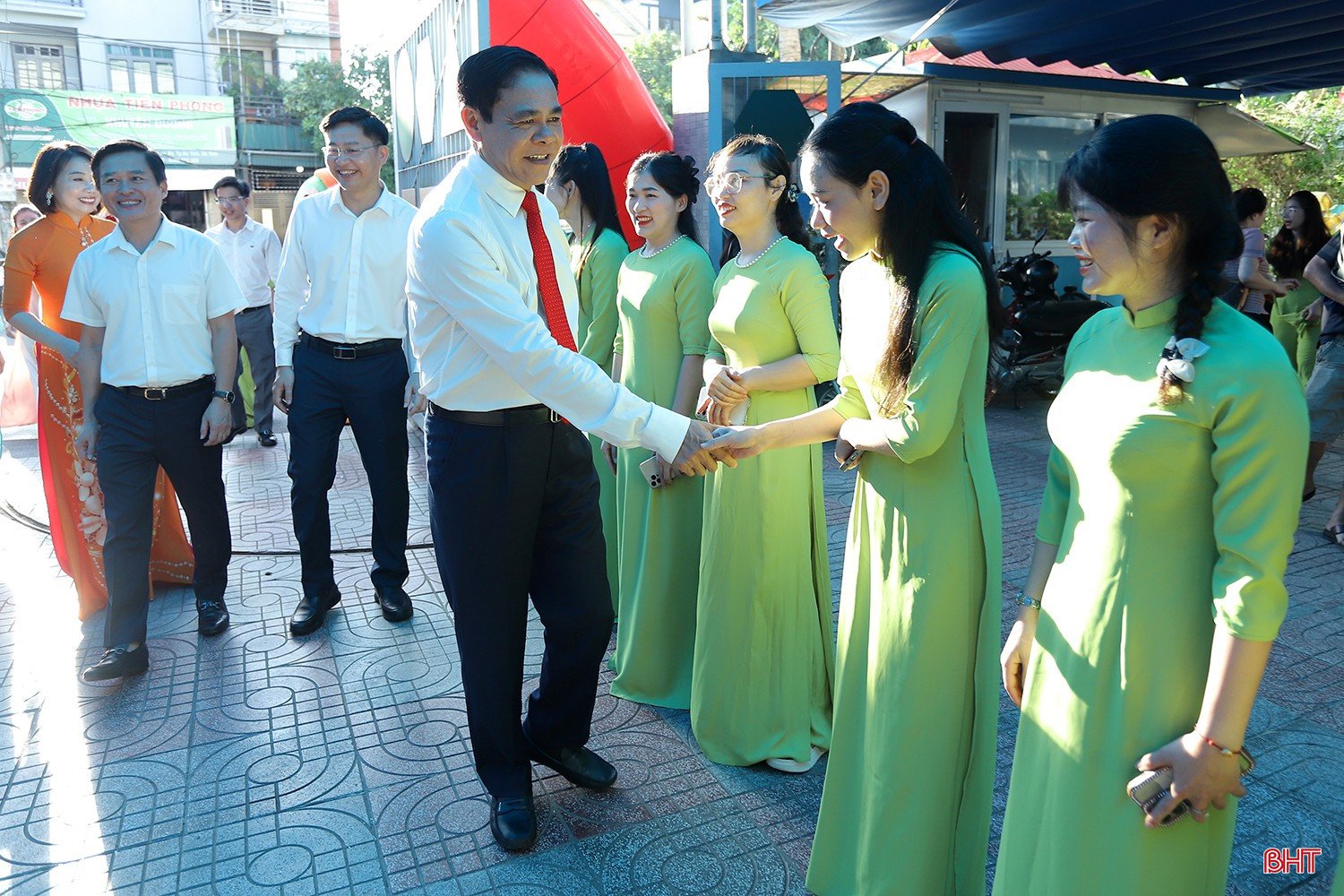 Chủ tịch UBND tỉnh Võ Trọng Hải tới chúc mừng Trường Mầm non Trí Đức.