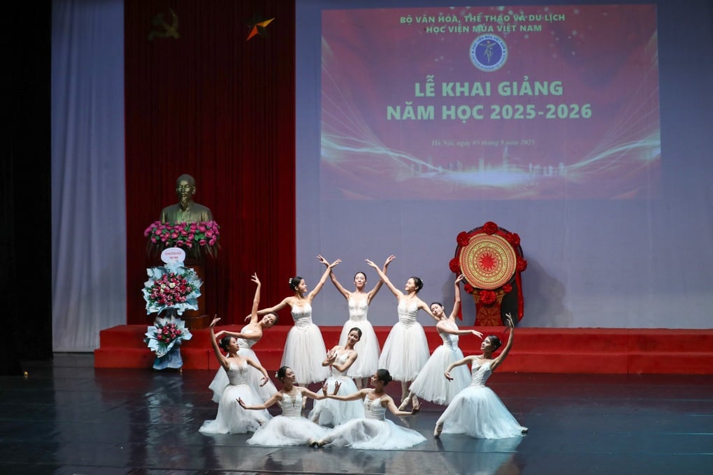 Các trường đại học, cao đẳng đồng loạt tổ chức khai giảng năm học mới - 9