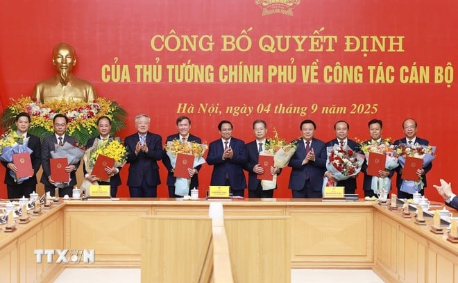Thủ tướng Phạm Minh Chính trao quyết định tiếp nhận, bổ nhiệm lãnh đạo một số bộ, cơ quan. (Ảnh: Dương Giang/TTXVN)
