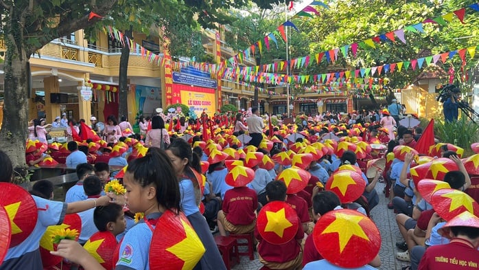 Quảng Trị: Xúc động hình ảnh Biên phòng cõng học sinh qua suối đến trường khai giảng năm học mới - Ảnh 26.