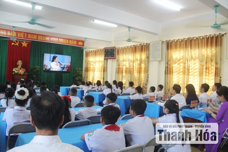Naib Pengerusi Jawatankuasa Rakyat Wilayah Dau Thanh Tung menghadiri majlis perasmian bersama guru dan pelajar Sekolah Rendah Quang Luu.