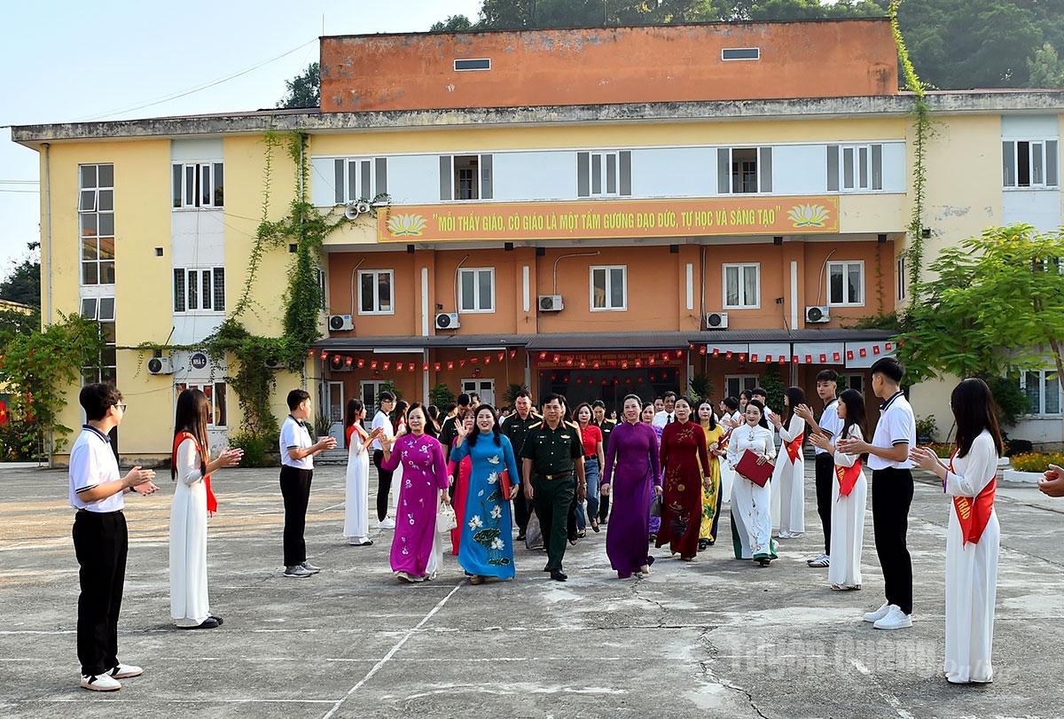 Đông chí Lê Thị Kim Dung, Phó Bí thư Thường trực Tỉnh ủy và các đại biểu tới dự Lễ khai giảng năm học mới Trường THPT Tân Trào.