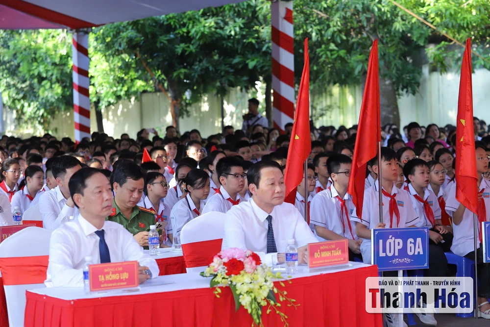 De secretaris van de provinciale partij Nguyen Doan Anh en de voorzitter van het provinciaal volkscomité Do Minh Tuan woonden de openingsceremonie van het schooljaar 2025-2026 op de Tran Mai Ninh middelbare school bij.