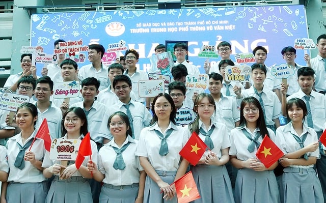 Lễ khai giảng đặc biệt kỷ niệm 80 năm ngành giáo dục việt nam - Ảnh 4.