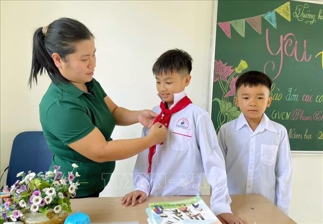 Nằm ở vùng biển ở cực Đông Bắc của Tổ quốc, đảo Trần (đặc khu Cô Tô, Quảng Ninh), trường Liên cấp đảo Trần là một ngôi trường đặc biệt. Năm học 2025 - 2026, Trường Liên cấp đảo Trần có 8 học sinh, gồm 7 học sinh tiểu học và 1 trẻ mầm non. Để chuẩn bị cho năm học mới, 3 cô giáo phụ trách đã vượt sóng ra đảo từ nhiều ngày trước, mang theo sách vở, đồ dùng học tập và cả sự háo hức chờ ngày khai giảng.