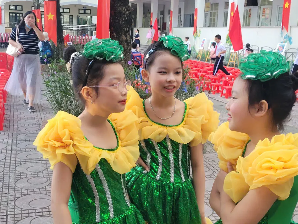 Các em học sinh Trường Tiểu học Nguyễn Du, phường Hà Đông, Hà Nội hân hoan trong lễ khai giảng. Ảnh: PHAN THẢO