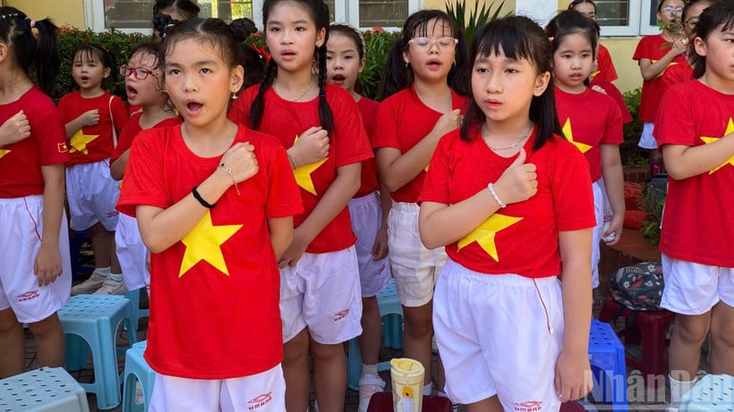 Trường phổ thông cơ sở Nguyễn Đình Chiểu (Hà Nội) thực hiện nghi lễ Chào cờ, hát Quốc ca trong lễ khai giảng sáng 5/9