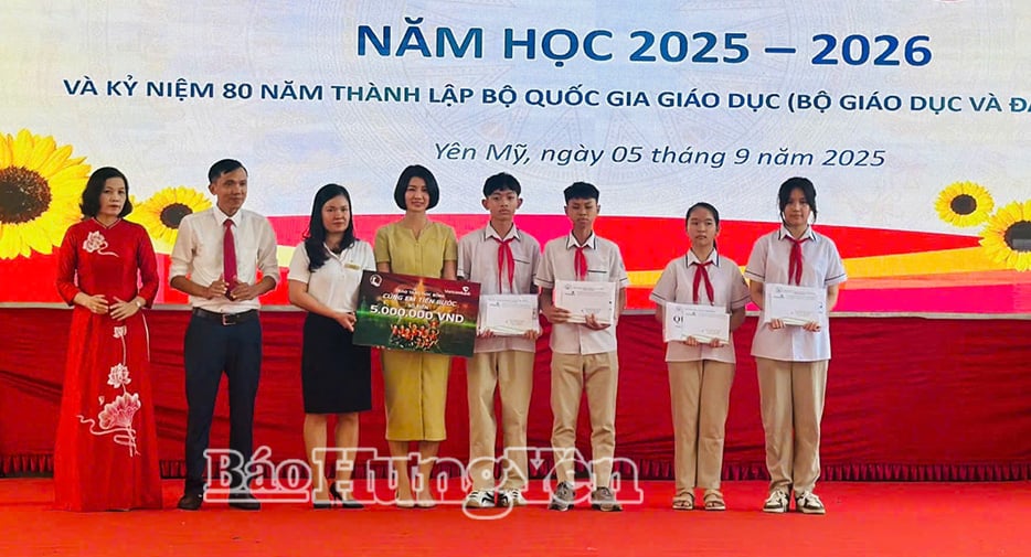 ធនាគារ Vietcombank Hung Yen បានផ្តល់អាហារូបករណ៍ចំនួន ៥ ដល់សិស្សានុសិស្សនៅអនុវិទ្យាល័យ Doan Thi Diem។