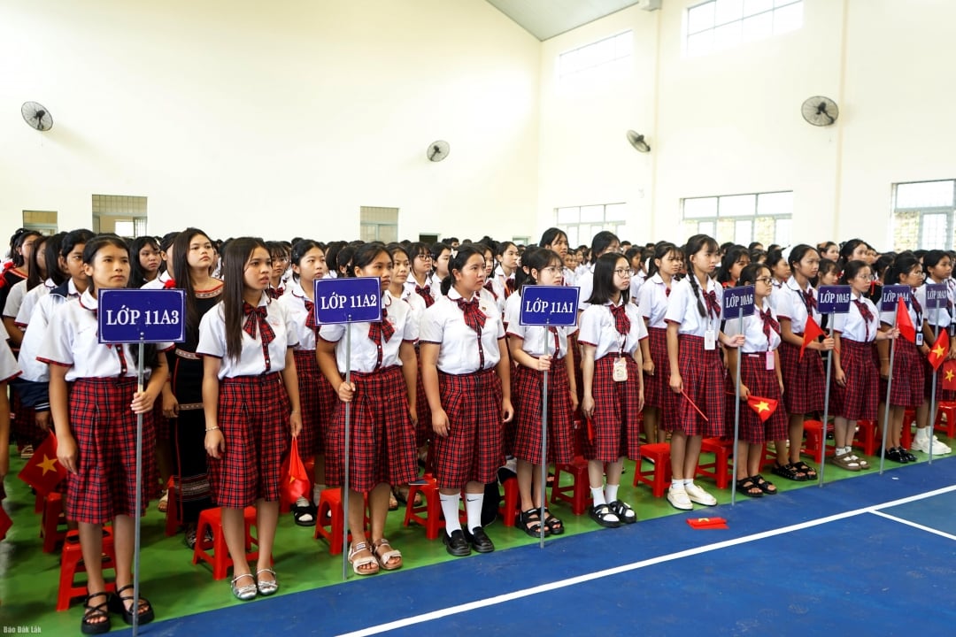 Học sinh Trường PTDTNT THPT Đam San tham dự lễ khai giảng năm học mới