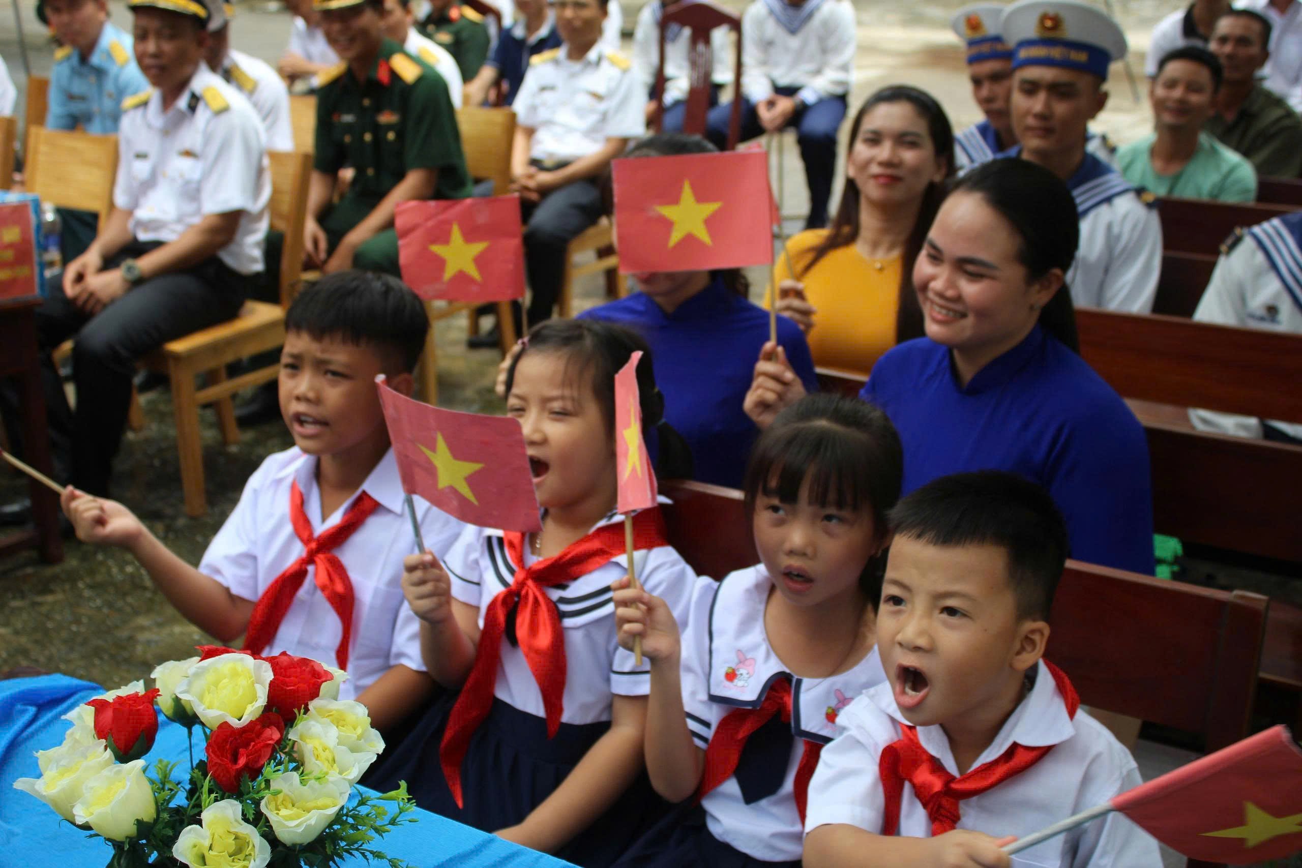 Rộn ràng không khí khai giảng năm học mới ở Trường Sa- Ảnh 3.