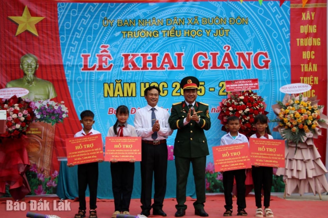 លោកវរសេនីយ៍ឯក កែស ឡាញ ស្នងការរងនយោបាយ នៃបញ្ជាការដ្ឋានយោធភូមិភាគខេត្ត និងតំណាងសាលា បានប្រគល់វត្ថុអនុស្សាវរីយ៍ជូនដល់សិស្សានុសិស្សដែលជួបការលំបាក។