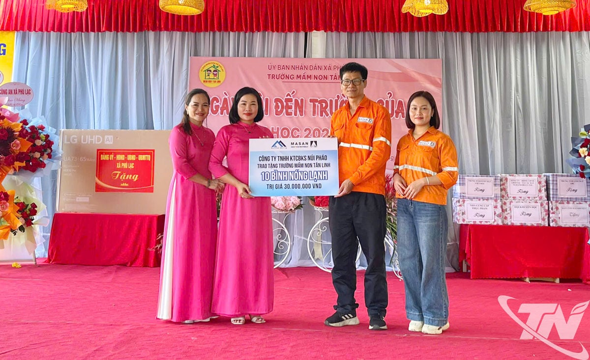 Anlässlich des neuen Schuljahres unterstützten Vertreter der Nui Phao Company den Phuc Linh Kindergarten mit 10 Warmwasserspeichern.