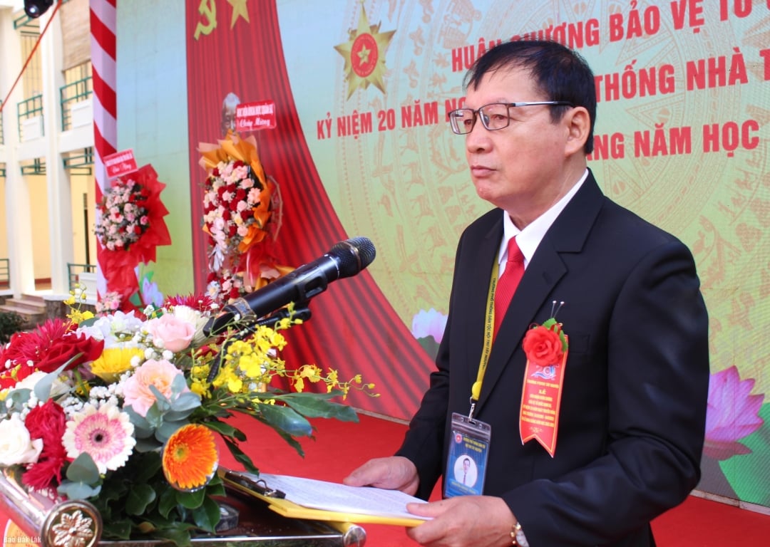 លោក Nguyen Ngoc Phan នាយកសាលាបានអានសុន្ទរកថាអបអរសាទរខួបលើកទី 20 នៃប្រពៃណីរបស់វិទ្យាល័យជនជាតិភាគតិច Tay Nguyen។