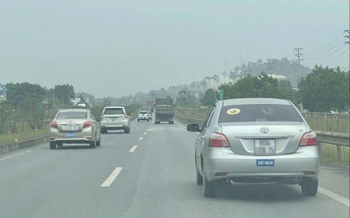 Mnoho lidí si stěžovalo, že cvičné auto jelo po dálnici a způsobovalo dopravní zácpy. (Ilustrační foto)