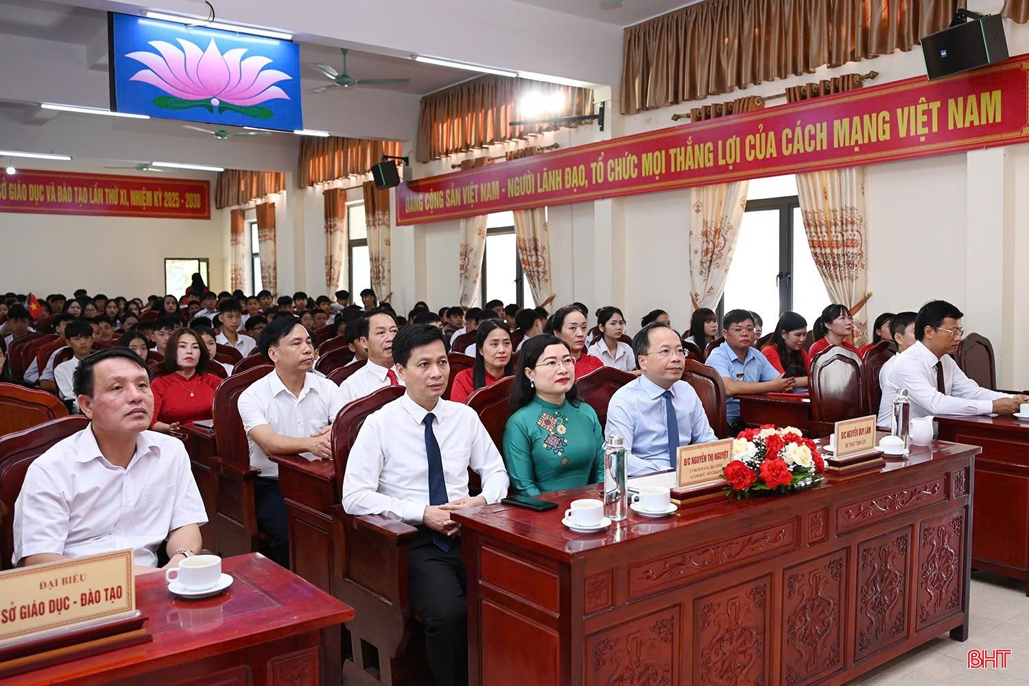 Bí thư Tỉnh ủy Nguyễn Duy Lâm và các đại biểu tham dự Lễ khai giảng tại điểm cầu Trung tâm Giáo dục thường xuyên tỉnh.