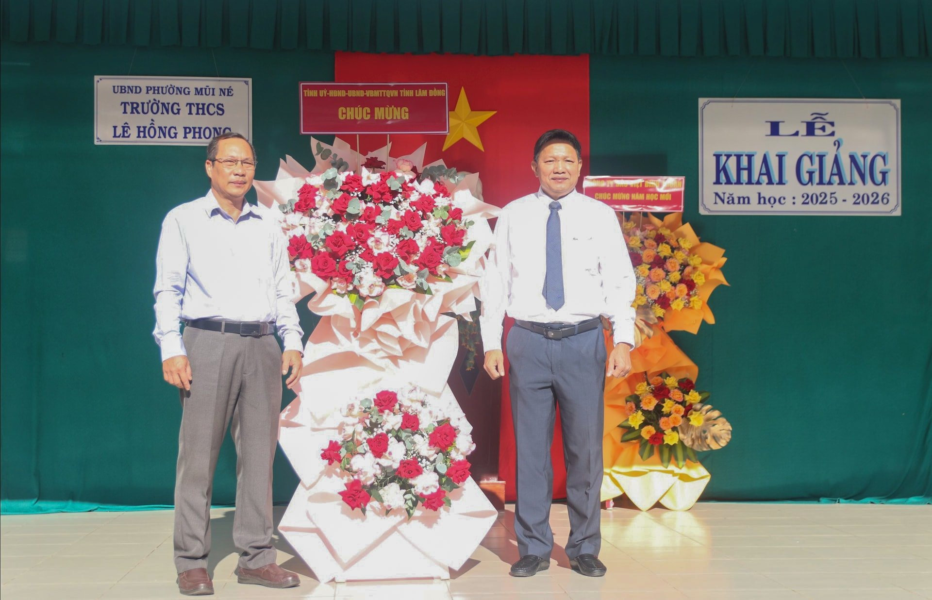 Herr Pham Van Nam, ständiges Ausschussmitglied des Provinzparteikomitees, überreichte Blumen, um den Lehrern und Schülern der Hong Phong Secondary School zum neuen Schuljahr zu gratulieren (1).jpg