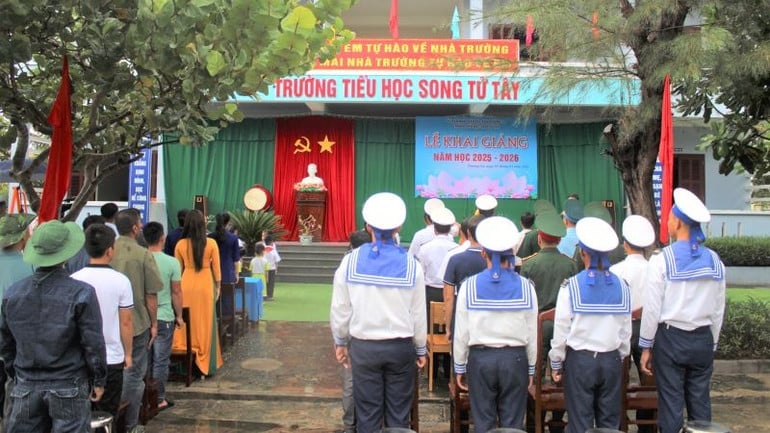 chao-co-nhan-dip-nam-hoc-moi-tren-dao-song-tu-tay.jpg