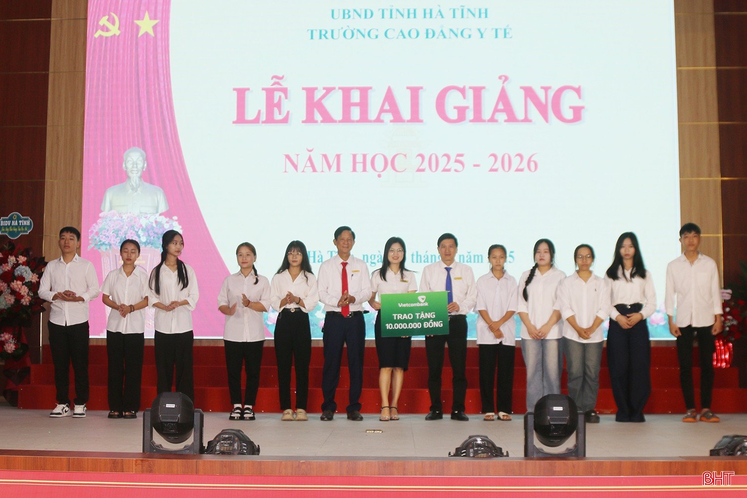 Đại diện Vietcombank Chi nhánh Hà Tĩnh cùng Ban Giám hiệu Trường Cao đẳng Y tế Hà Tĩnh trao tặng 10 suất học bổng cho các tân sinh viên có điểm đầu vào cao nhất.