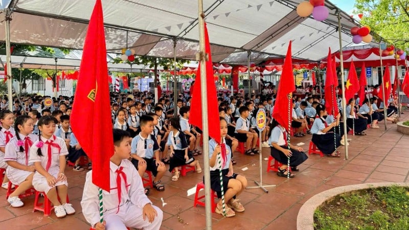 ニンビン省タイホアルー区ニンザン小学校の生徒692人が開校式に出席し、新学期を歓迎した。