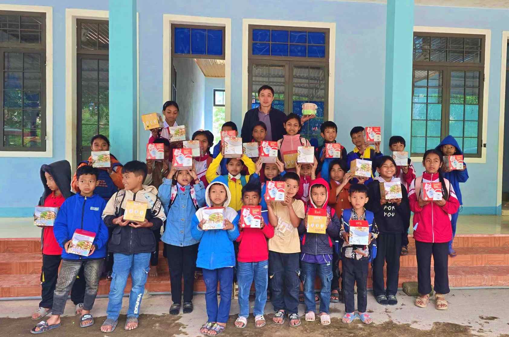 Thầy Duy Hưng kết nối, mang những món quà ấm tình thương đến với học trò - Ảnh: Q.H