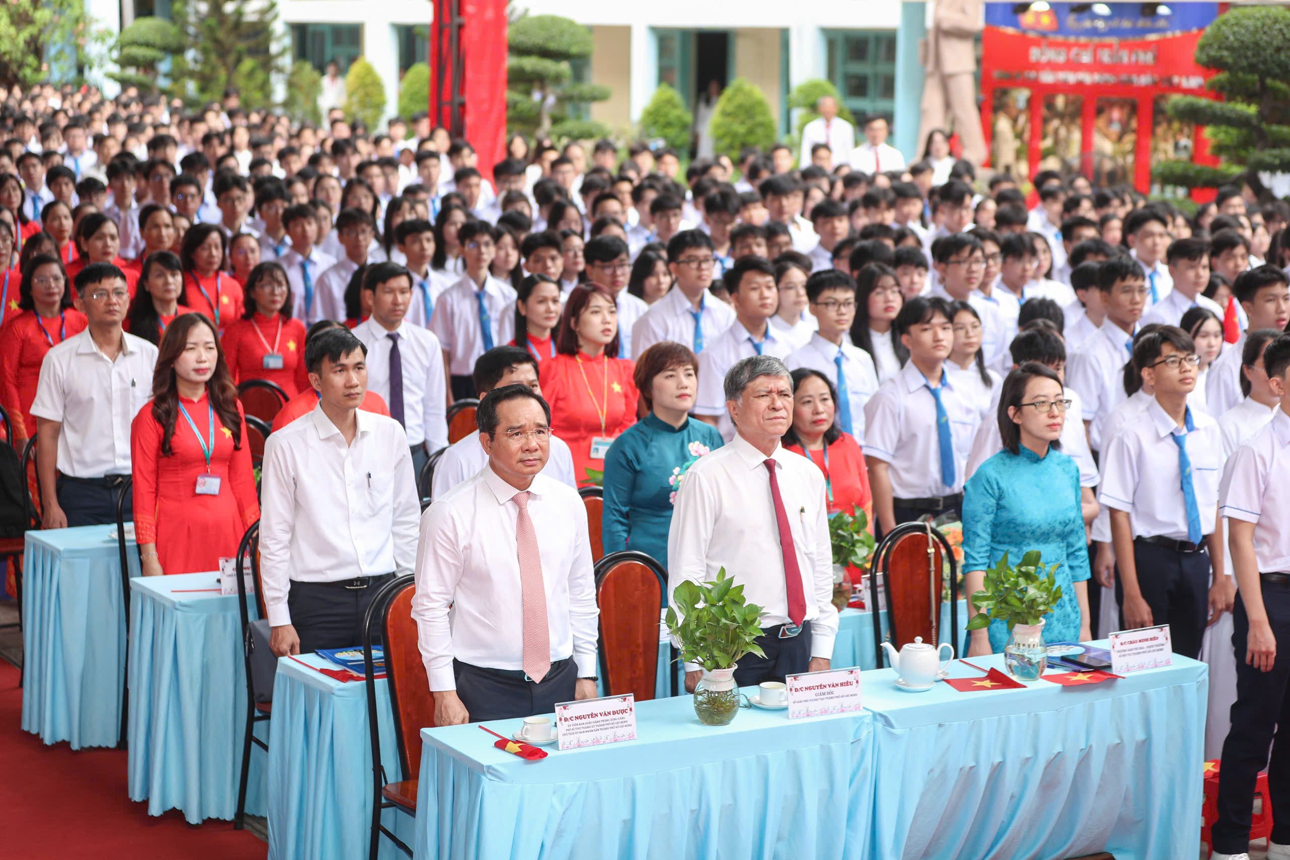 Lễ chào cờ ấn tượng đặc biệt trên khắp cả nước - Ảnh 1.