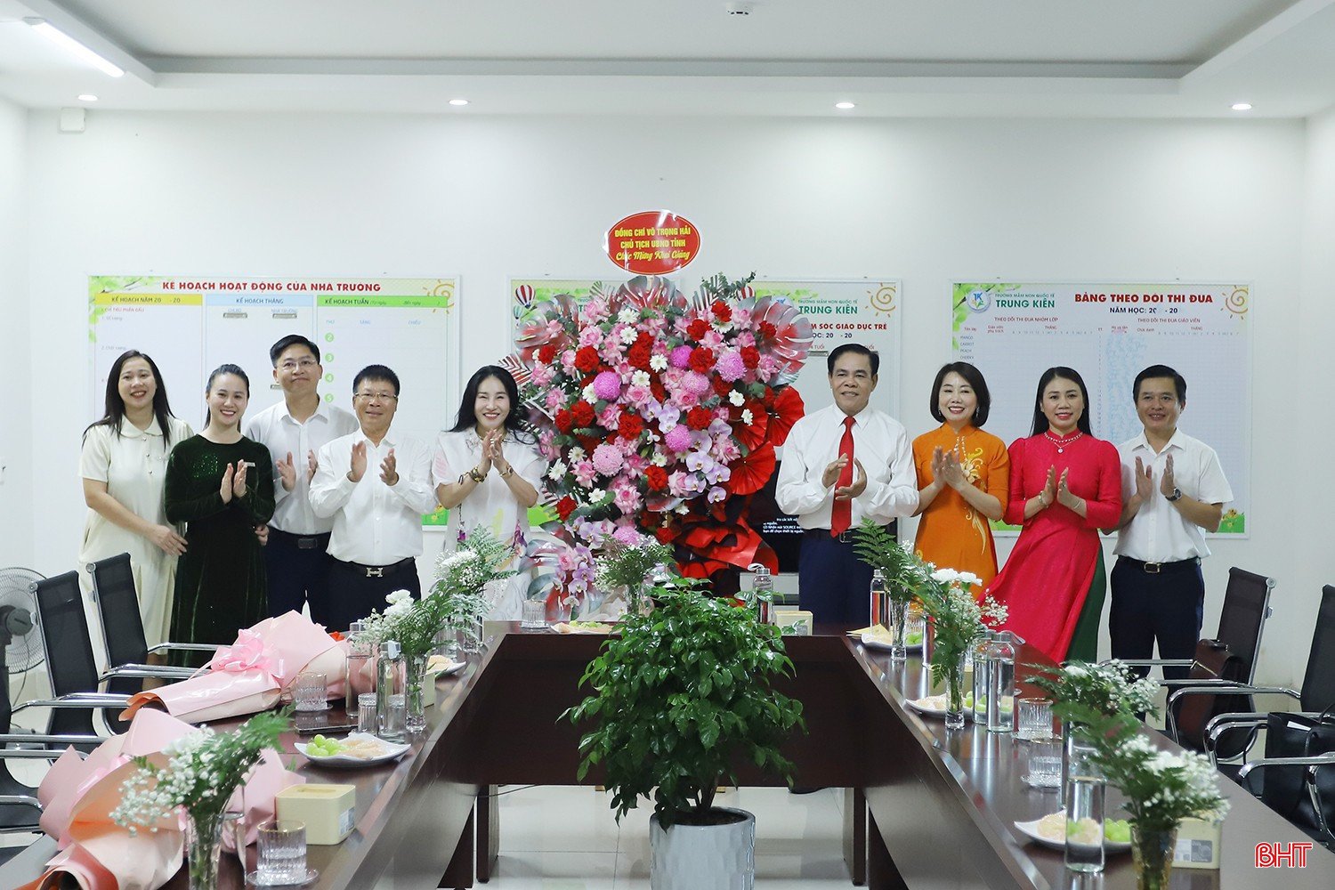 Chủ tịch UBND tỉnh Võ Trọng Hải và đoàn tặng hoa chúc mừng Trường Mầm non Trung Kiên...