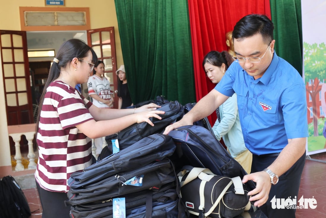 Học sinh vùng bão lũ xứ Nghệ nhận học bổng: 'Cô trò ai nấy đều vui' - Ảnh 8.