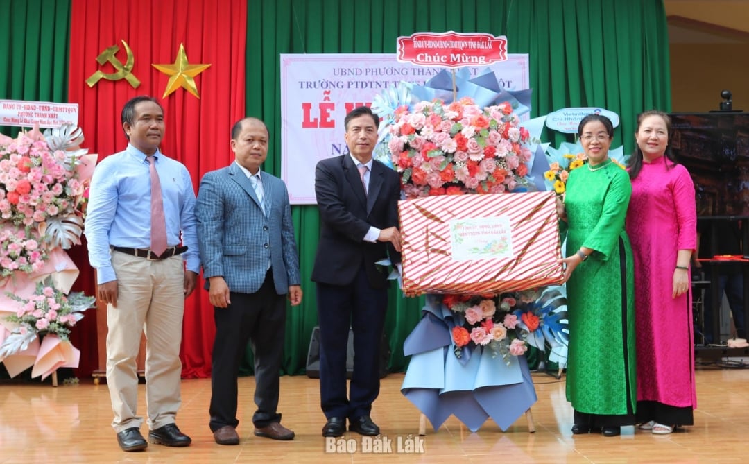 អនុលេខាគណៈកម្មាធិការបក្សខេត្ត Huynh Thi Chien Hoa ជូនកន្ត្រកផ្កា និងអំណោយរបស់គណៈកម្មាធិការបក្សខេត្ត ក្រុមប្រឹក្សាប្រជាជន គណៈកម្មាធិការប្រជាជន និងគណៈកម្មាធិការរណសិរ្សមាតុភូមិវៀតណាម ដើម្បីអបអរសាទរឆ្នាំសិក្សាថ្មីរបស់លោកគ្រូ អ្នកគ្រូ និងសិស្សានុសិស្សនៃអនុវិទ្យាល័យ Buon Ma Thuot សម្រាប់ជនជាតិភាគតិច។
