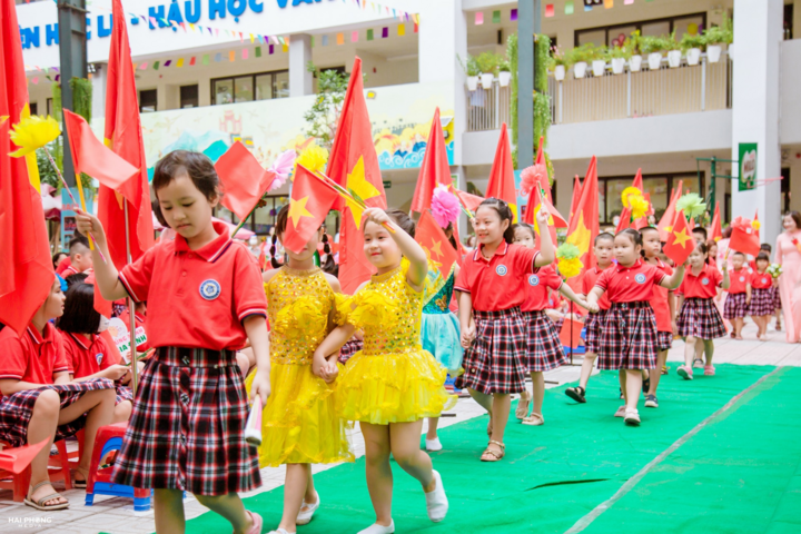 Học sinh, sinh viên cả nước cùng bước vào lễ khai giảng năm học mới 2025 - 2026 đặc biệt, chưa từng có. (Ảnh minh hoạ: Trường Tiểu học Thành Công B, Hà Nội)