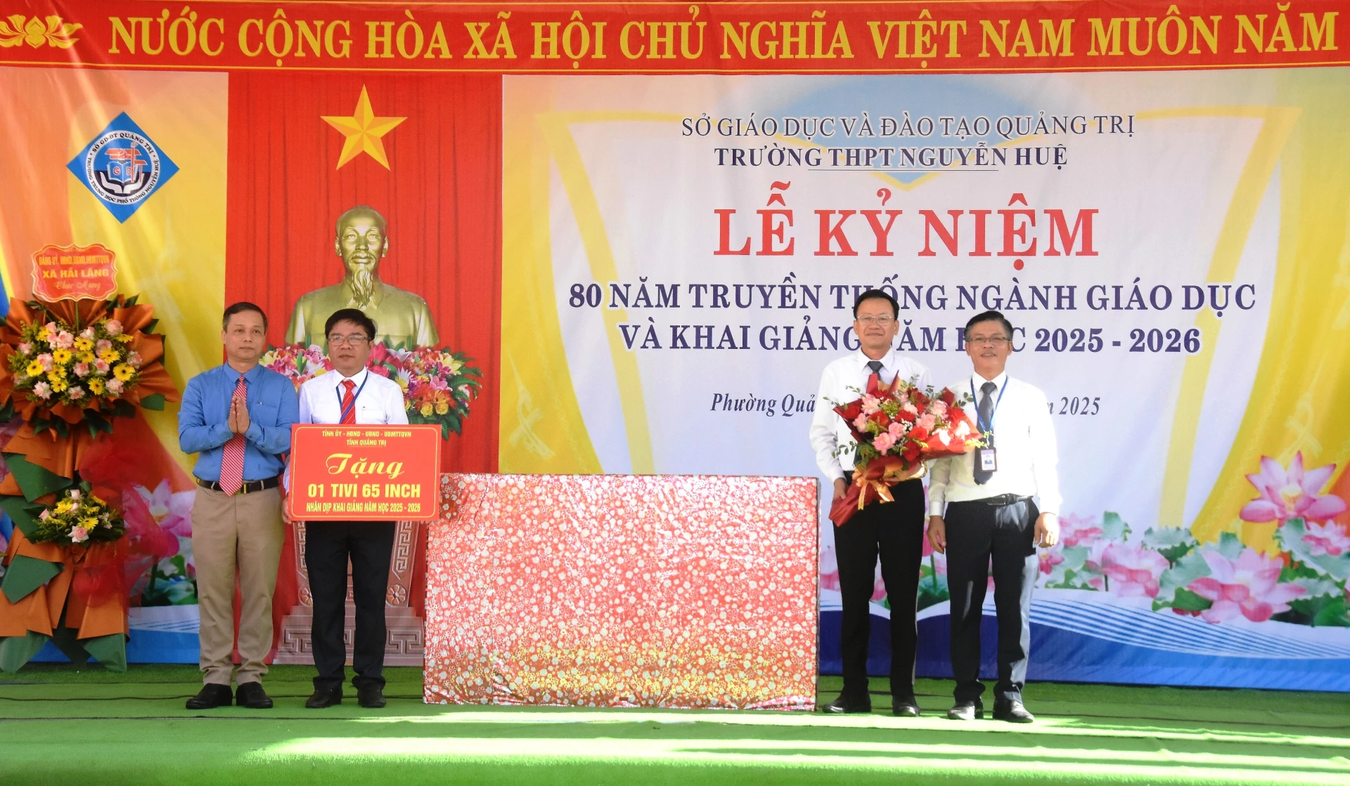 អនុប្រធានក្រុមប្រឹក្សាប្រជាជនខេត្ត Nguyen Tran Huy ប្រគល់ទូរទស្សន៍ ៦៥ អ៊ីញដល់វិទ្យាល័យ Nguyen Hue ក្នុងឱកាសឆ្នាំសិក្សាថ្មី - រូបថត៖ DV
