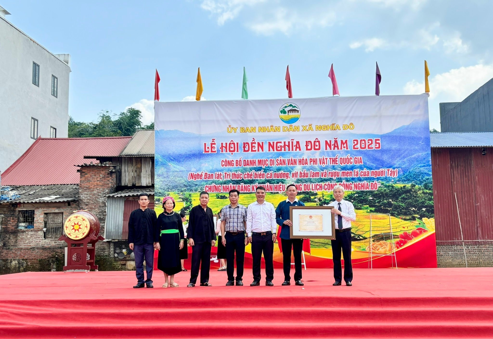 cong-bo-danh-muc-di-san-van-hoa-phi-vat-the-quoc-gia-doi-voi-nghe-dan-lat-tri-thuc-che-bien-ca-nuong-vit-bau-lam-va-ruou-men-la-cua-nguoi-tay-1.jpg