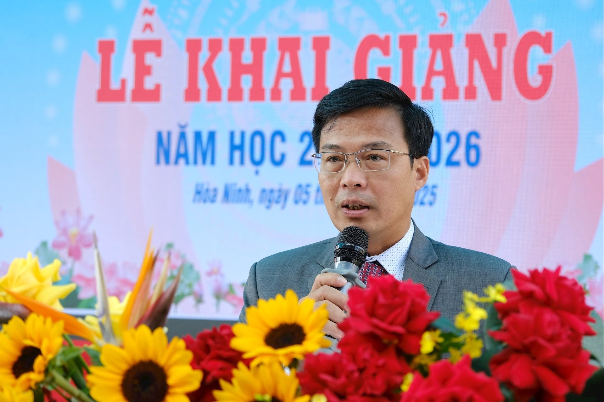 Ông Đinh Văn Tuấn - Tỉnh ủy viên, Phó Chủ tịch UBND tỉnh Lâm Đồng phát biểu chúc mừng