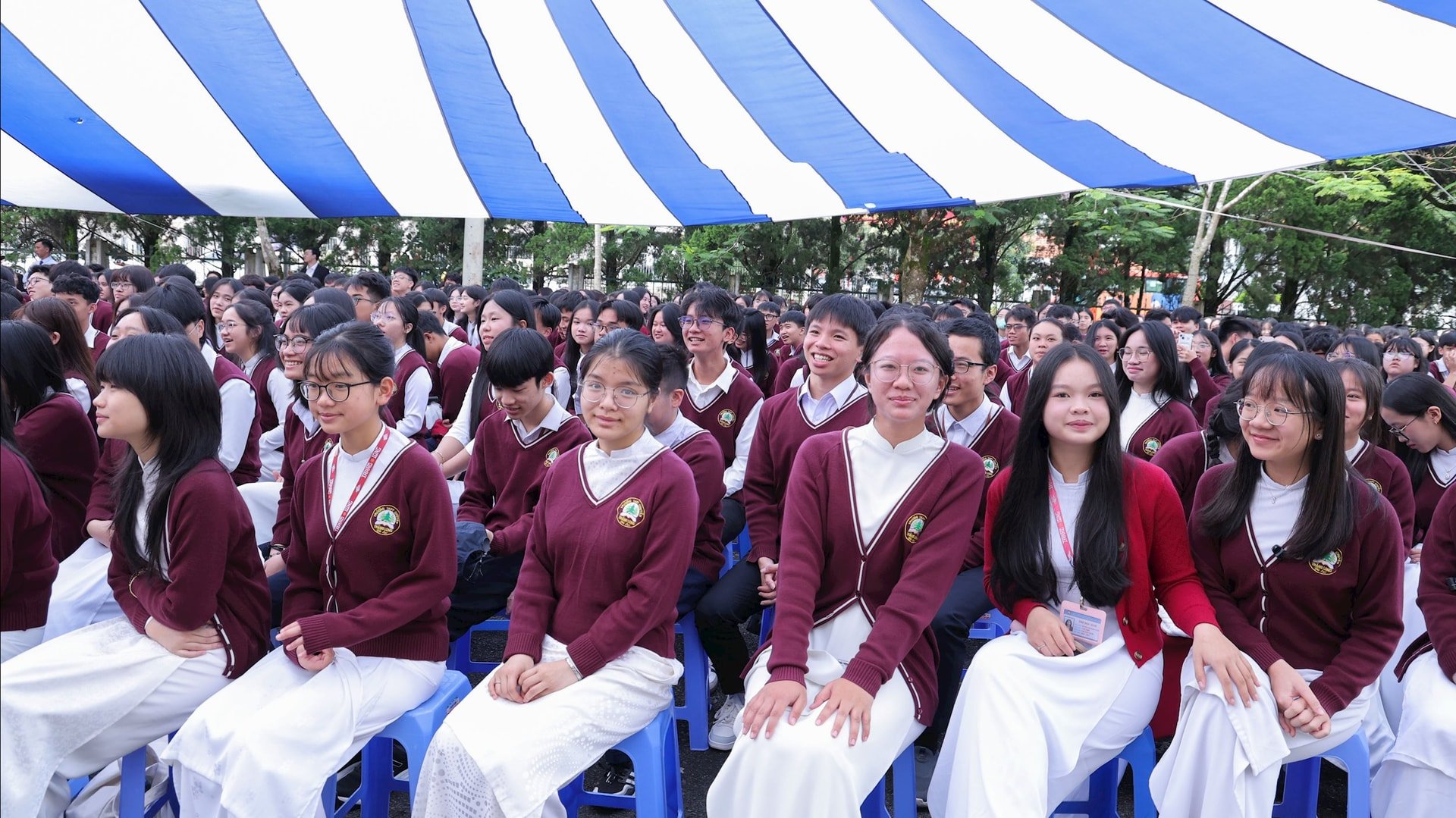 haohung-du-le-khai-ginag.jpg