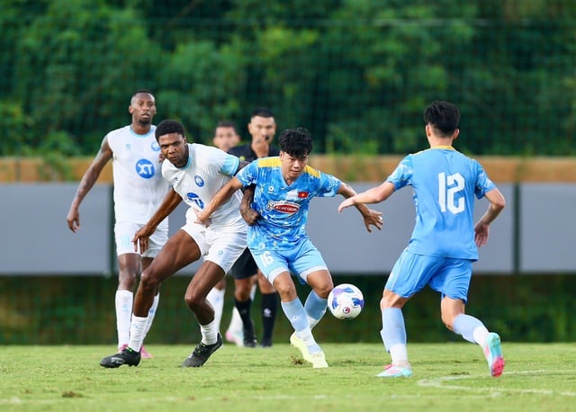 Đội tuyển Việt Nam thua đậm 0-4 trước CLB Nam Định toàn Tây: Đối thủ quá mạnh- Ảnh 1.