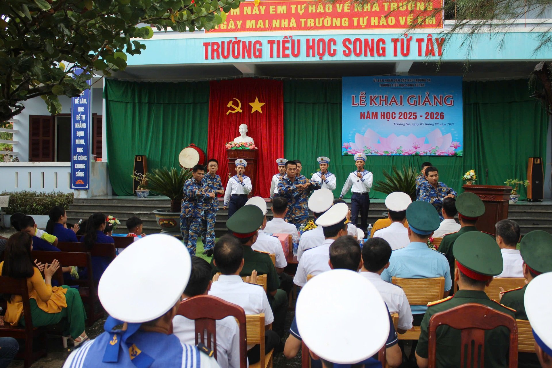 Không khí rộn ràng, hân hoan trong ngày khai giảng trên toàn quốc - 20