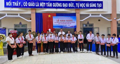 Ban Nội chính Tỉnh ủy tặng quà cho học sinh có hoàn cảnh khó khăn
