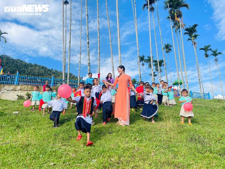ក្រោយ​ផ្លាស់​ប្តូរ​ការងារ​អស់​រយៈពេល​៣​ឆ្នាំ ទើប​ចូល​ឆ្នាំ​សិក្សា​ថ្មី​នេះ កញ្ញា ធូ បាន​ត្រឡប់​ទៅ​តា​ក​ពោធិ៍ ដើម្បី​ទទួល​ការងារ​ថ្មី ។ អ្វីដែលពិសេសនោះ គឺការដែលនាងកាន់ដៃសិស្សក្មេងៗ ដើរលើភ្នំស្មៅព្រៃ ដើរចូលទីធ្លាសាលា ដើម្បីចូលរួមពិធីបើកនៅព្រឹកនេះ ហាក់បីដូចជាបង្កើតឡើងវិញនូវរូបភាពសាមញ្ញ ដែលធ្លាប់ធ្វើឲ្យកក្រើកសង្គមអនឡាញ។