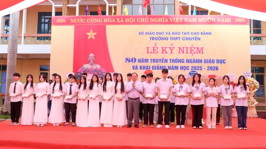 bi-thu-tang-qua-hoc-sinh-2.jpg