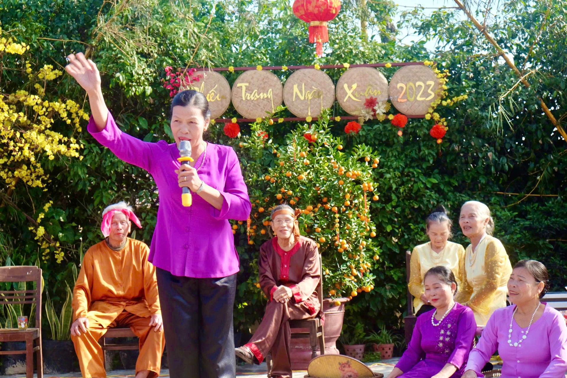 ヴィンホアンの物語は、地元の人々にとって、祝日や旧正月、地域活動の際に欠かせない精神的な糧となっている - 写真：M.D