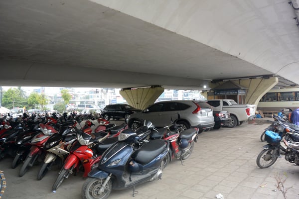 Hà Nội rà soát, di dời các bãi trông giữ xe khỏi gầm cầu trước 30/10- Ảnh 1.