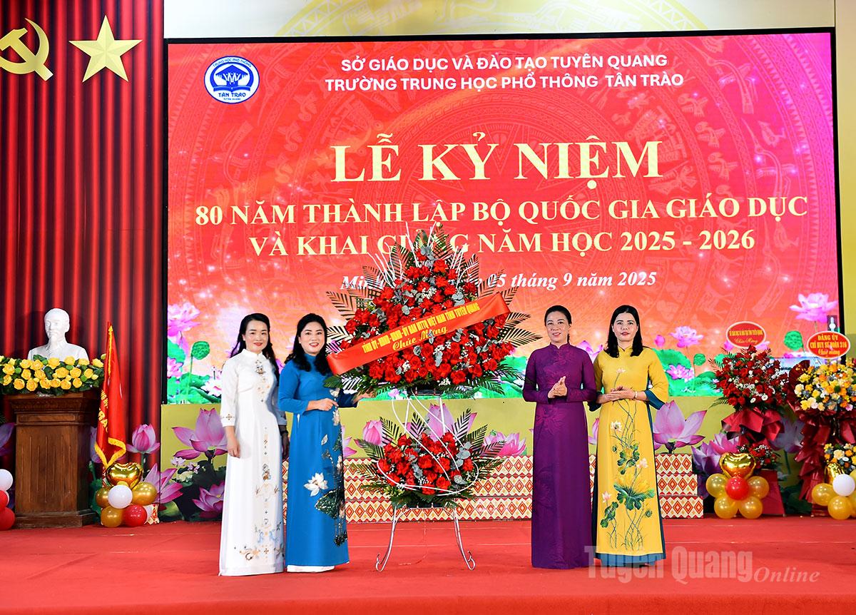 Đồng chí Lê Thị Kim Dung tặng hoa chúc mừng ngày khai giảng Trường THPT Tân Trào.