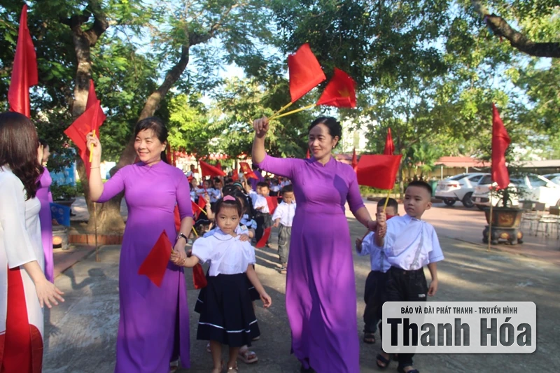 Naib Pengerusi Jawatankuasa Rakyat Wilayah Dau Thanh Tung menghadiri majlis perasmian bersama guru dan pelajar Sekolah Rendah Quang Luu.