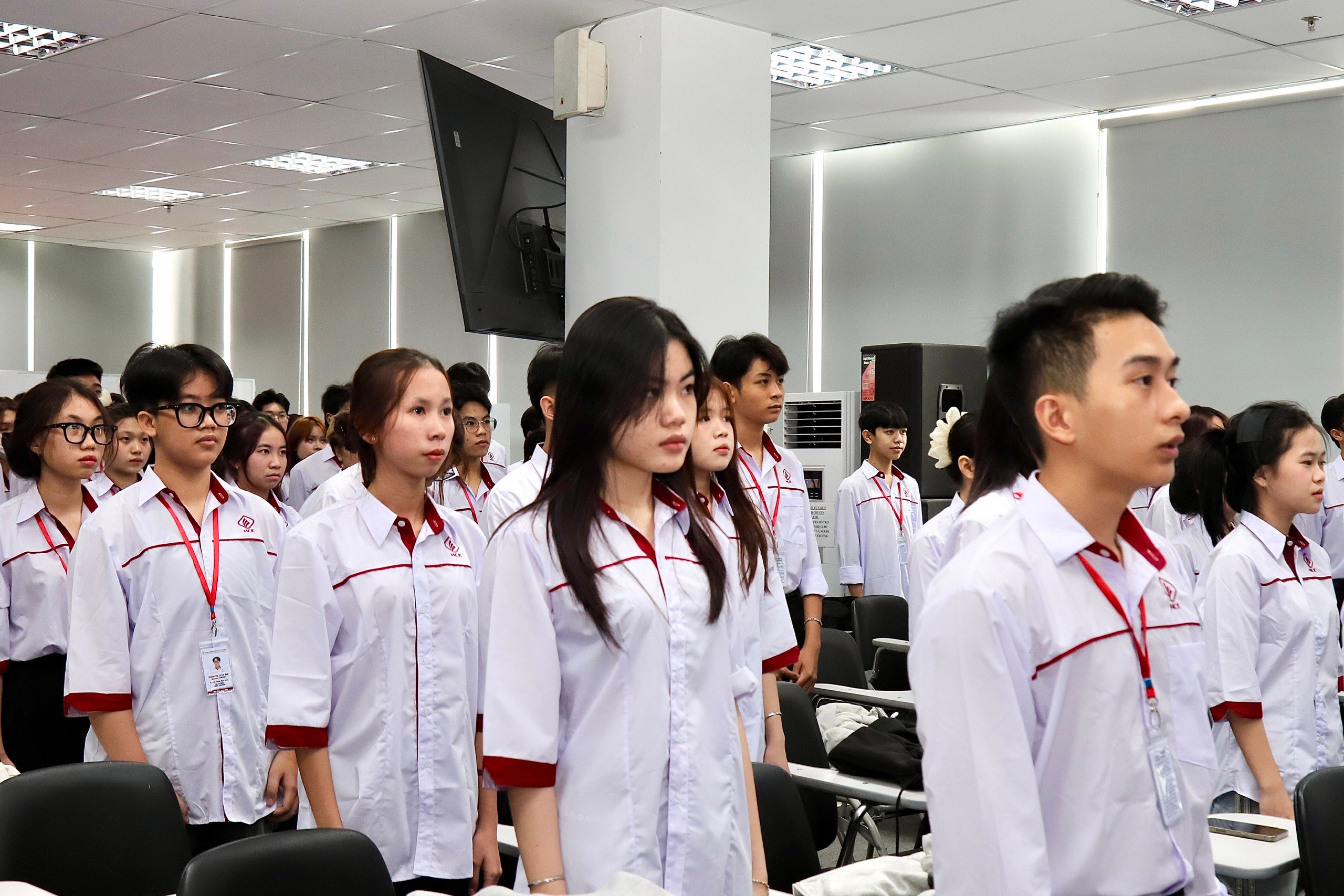 Lễ chào cờ ấn tượng đặc biệt trên khắp cả nước - Ảnh 10.