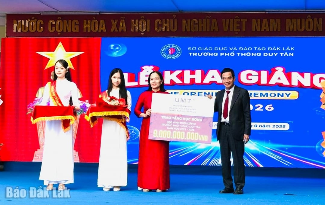 Tiến sĩ Trần Lưu Cường, Phó Chủ tịch Hội đồng trường Trường Đại học Quản lý và Công nghệ TP. Hồ Chí Minh (UMT) trao biểu trưng học bổng dành cho học sinh Trường Duy Tân đỗ vào UMT với tổng trị giá 9 tỷ đồng. Cô Lê Thị Kim Quỳnh, Phó Hiệu trưởng, đại diện Trường Duy Tân nhận biểu trưng học bổng.