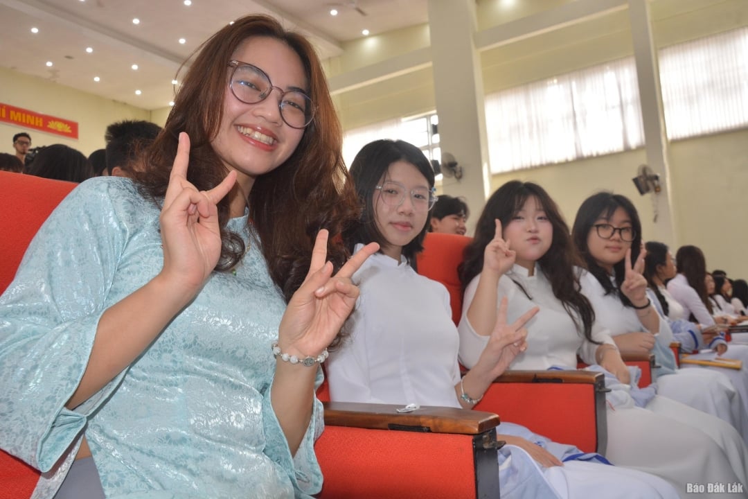 Cô Vũ Hồ Trâm Anh cùng các em vừa trúng tuyển vào khối chuyên địa Trường THPT chuyên Nguyễn Du tự tin bước vào năm học mới.